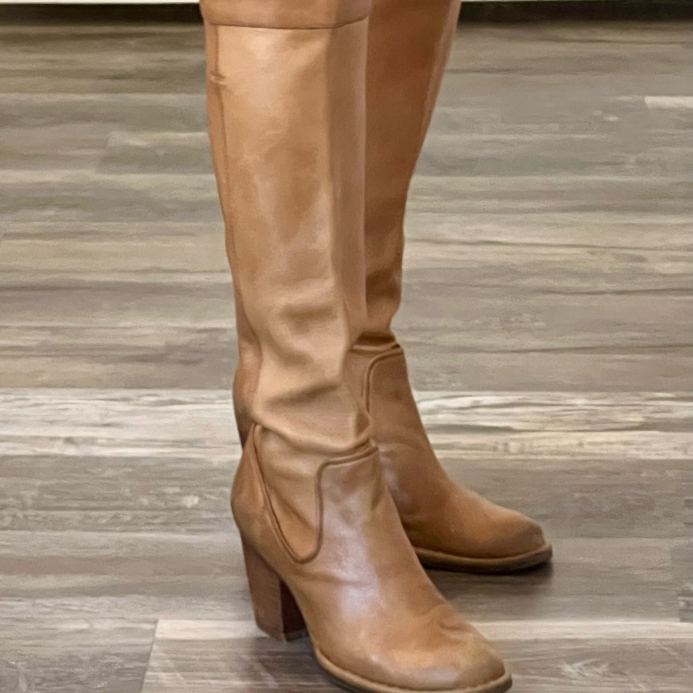 FRYE AND CO Tan Heeled Boots Classic Design